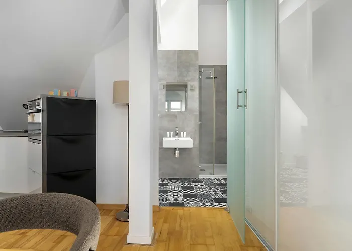 Charming In A Perfect Location Suitable For 4 People By Renters 아파트 *